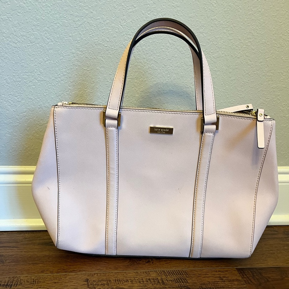 Kate Spade leather zip closure purse with multiple interior pockets. GUC